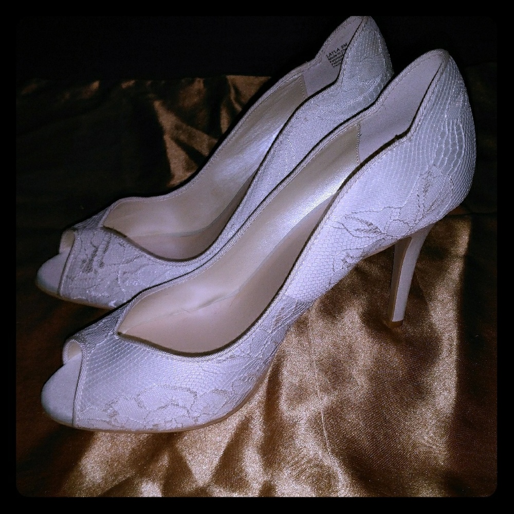 👠 Embroidered Ivory Heels 2 DIFFERENT SIZED SHOES